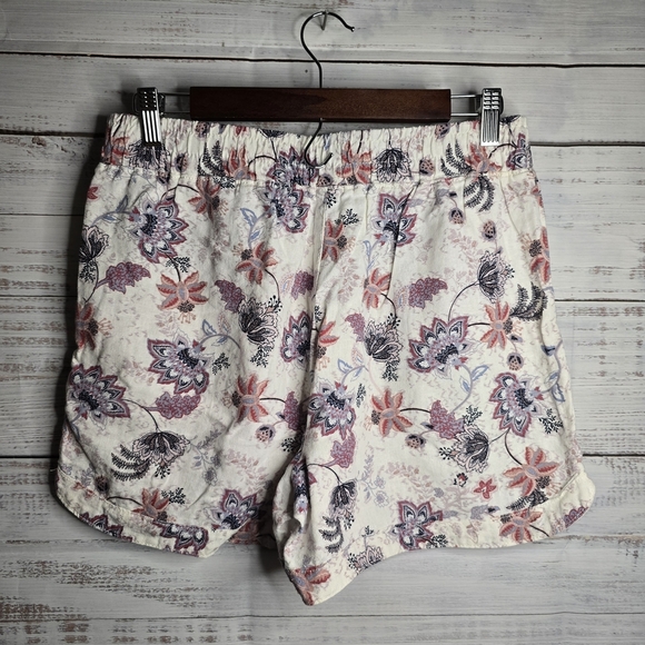 Maurices White and Red Floral Women's Pull On Shorts With Pockets Size Small - Picture 2 of 5